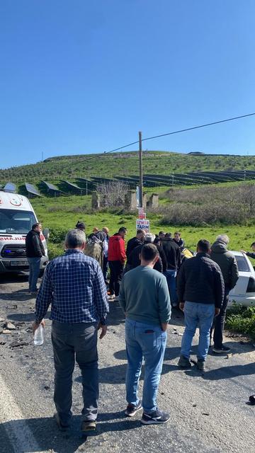 Hatalı sollama yapan otomobil kamyona çarptı