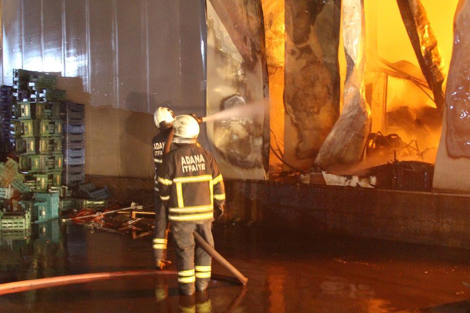 Halde çıkan yangında 22 iş yeri kullanılamaz hale geldi