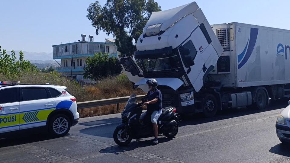 Arıza yapan tır trafiği kilitledi