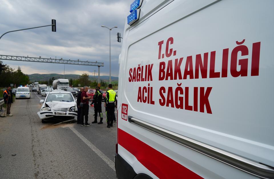 İki otomobil çarpıştı: 7 yaralı