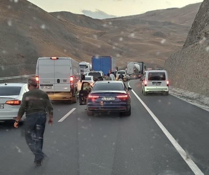 Karayolunda otomobil tırla çarpıştı: 2 ölü, 5 yaralı