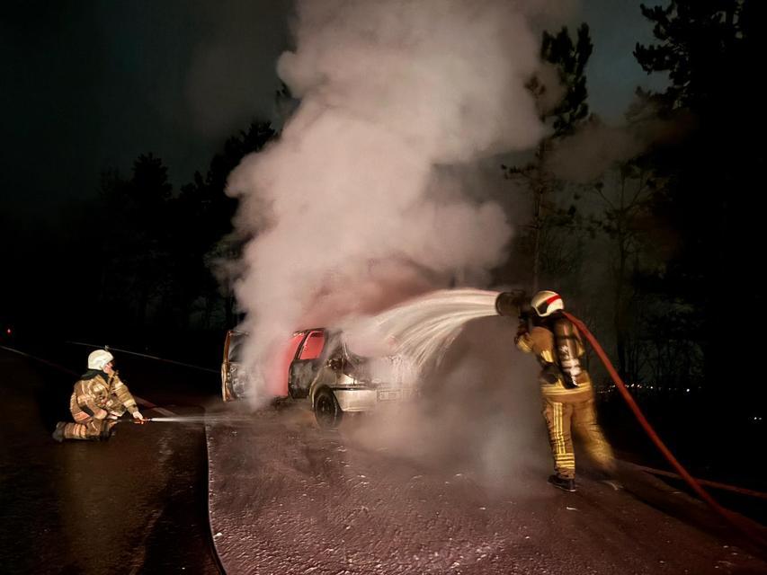 Seyir halindeki otomobil alev alev yandı