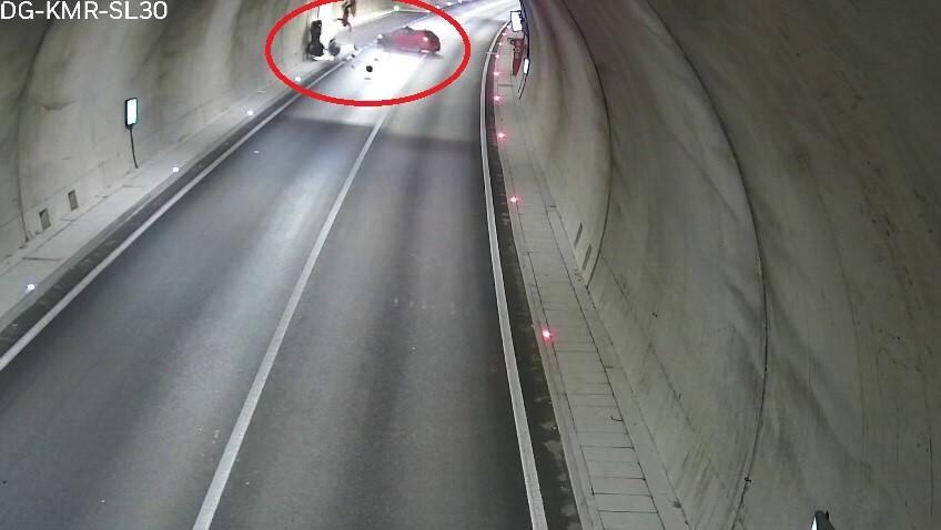 CİNAYET GİBİ KAZA KAMERADA...KARŞI ŞERİDE GEÇEN OTOMOBİL MOTOSİKLETE BÖYLE ÇARPTI: 1 ÖLÜ, 1 AĞIR YARALI ACI DETAY GÜVENLİK KAMERASINDA ÇIKTI : EŞİNİN ARKASINDAN GELİRKEN KAZAYA ŞAHİT OLDU