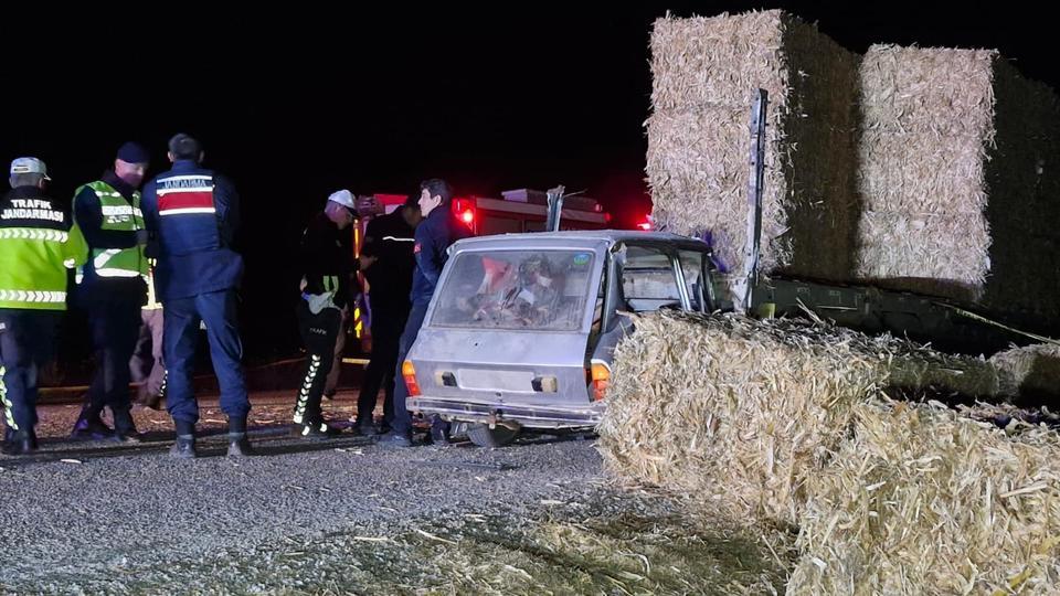 Otomobil tıra ok gibi saplandı: Karı-koca hayatını kaybetti