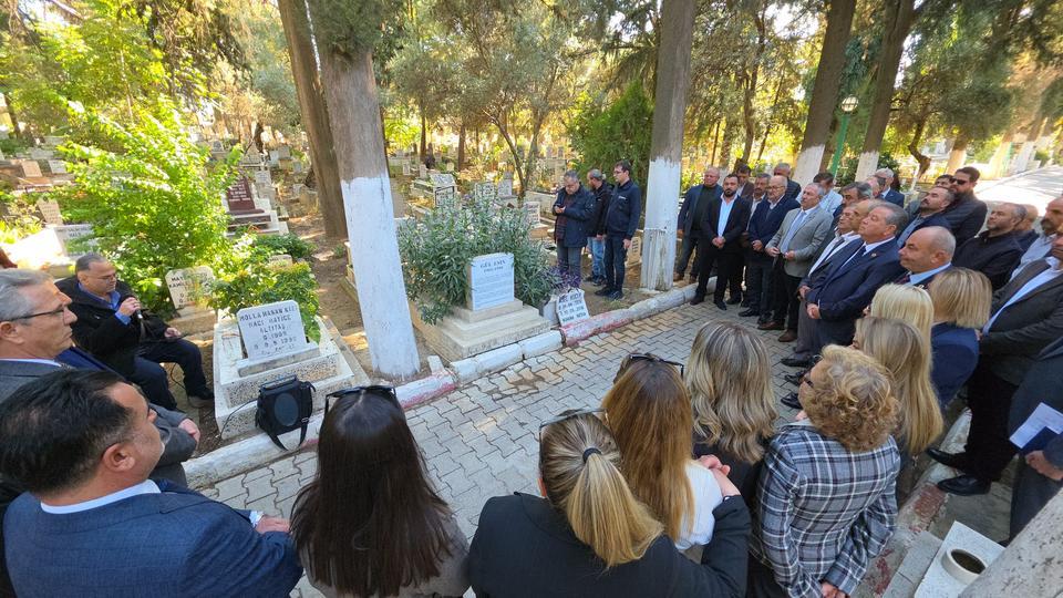 TÜRKİYE'NİN İLK KADIN MUHTARI GÜL ESİN MEZARI BAŞINDA ANILDI