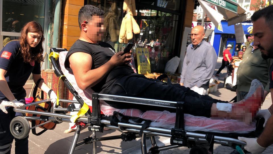 HASTANEYE KALDIRILIRKEN BİLE TELEFONU ELİNDEN BIRAKMADI TADİLATTA İSKELEDEN DÜŞEN ADAM BACAĞINDAN YARALANDI