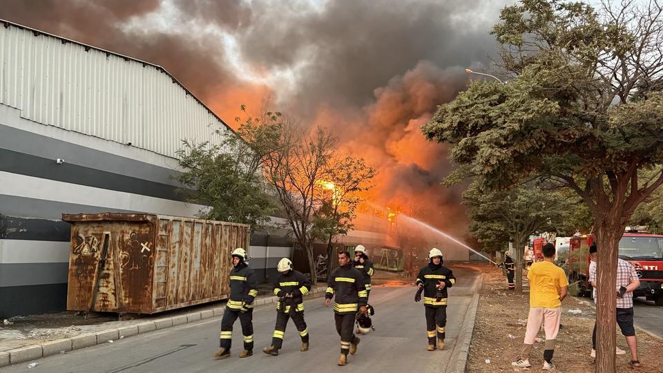 Fabrikadaki yangın 4. saatinde