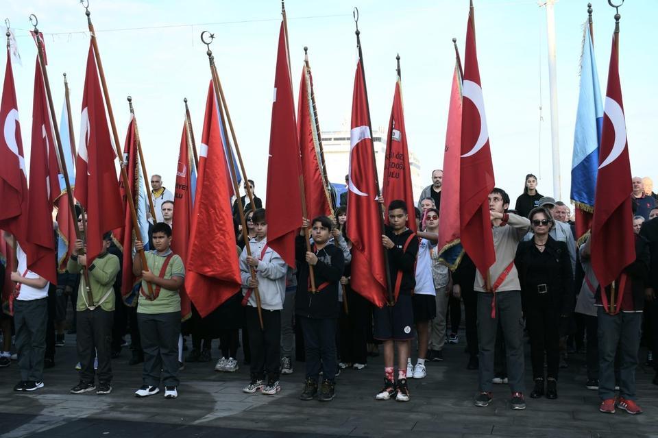 KUŞADASI'NDA ATATÜRK TÖRENLE ANILDI