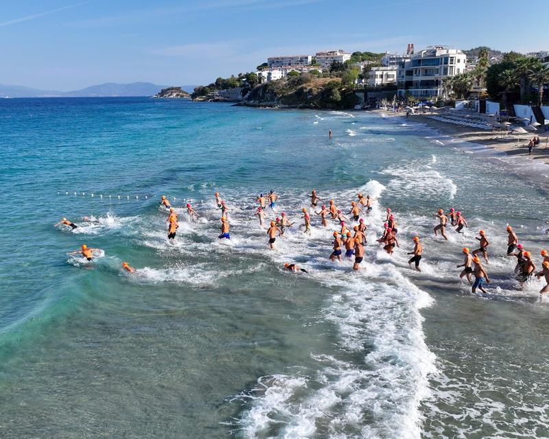 Kuşadası'nda kulaçlar otizmli çocuklar için atıldı