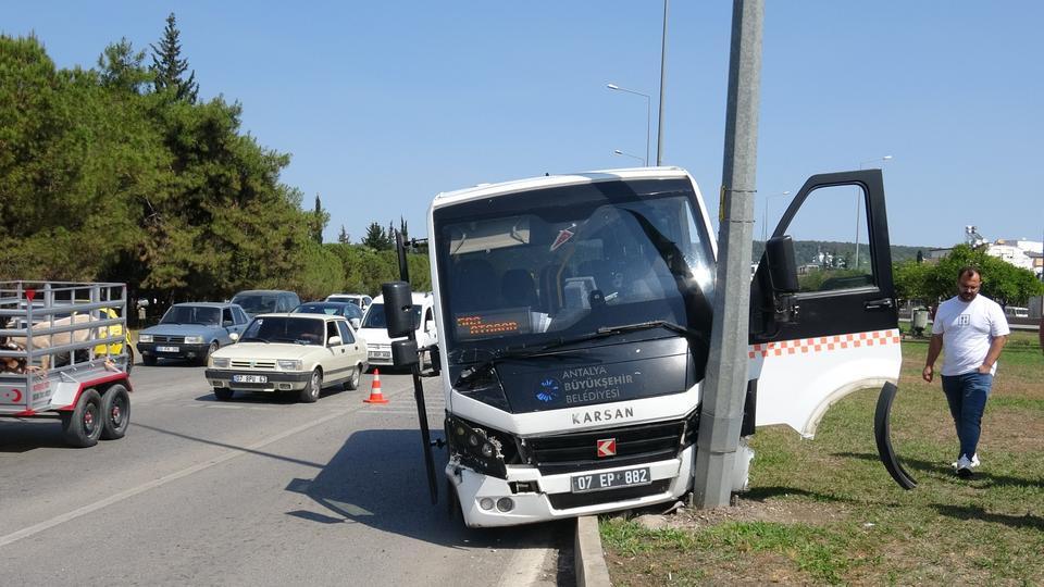 Freni patlayan minibüs önündeki araca ve aydınlatma direğine çarptı: 4 yaralı