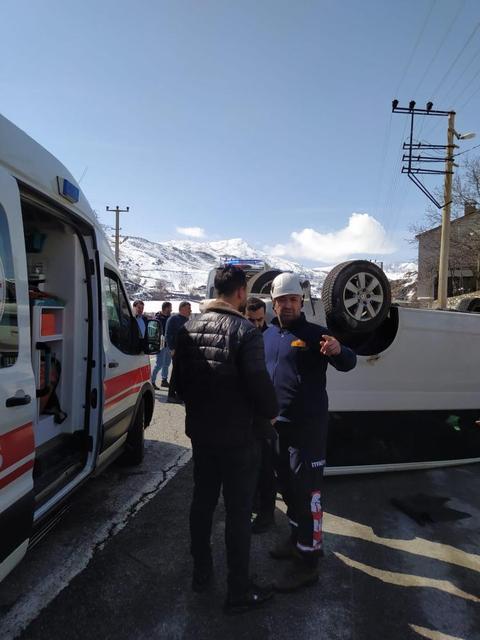 İki ayrı trafik kazasında 12 kişi yaralandı