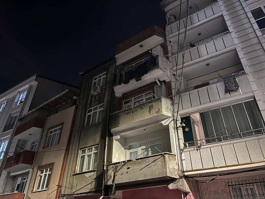 3 katlı binanın çatısı alev alev yandı