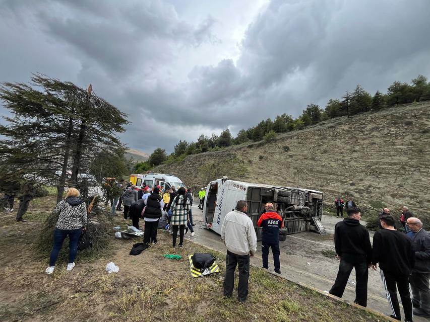 ISPARTA'DA KONTROLDEN ÇIKAN YOLCU MİDİBÜSÜ DEVRİLDİ: 15 YARALI ISPARTA VALİSİ ABDULLAH ERİN: "KAZADA TOPLAM 15 VATANDAŞIMIZ YARALANDI, ANCAK HAYATİ TEHLİKELERİ BULUNMUYOR" "KAZANIN MEYDANA GELDİĞİ BÖLGEDE DAHA ÖNCE DE BENZER OLAYLAR YAŞANDIĞINI BİLİYORUZ, BU NEDENLE GEREKLİ ÖNLEMLERİALACAĞIZ"
