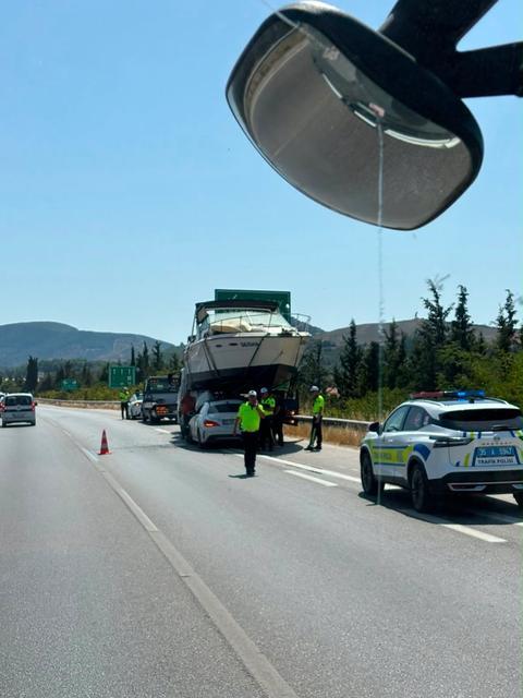 İzmir yolunda ilginç kaza: Otomobil tekneyle çarpıştı