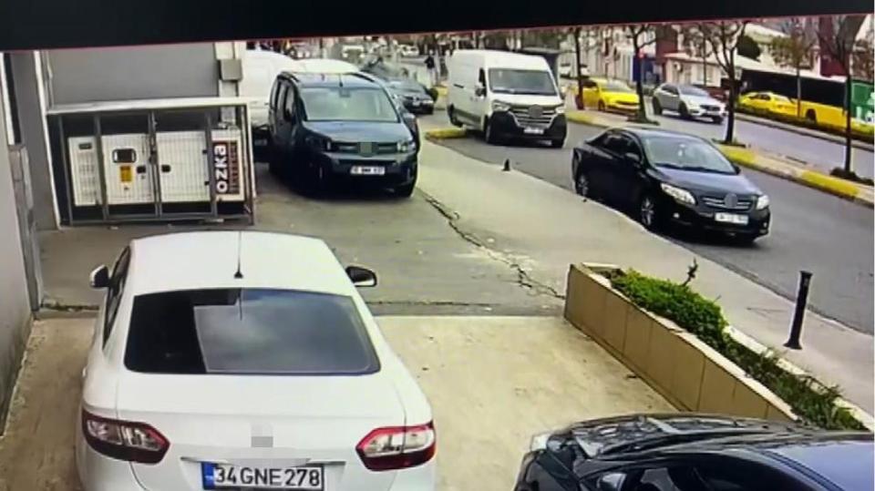 Kontrolden çıkan otomobil 3 araca çarparak takla attı