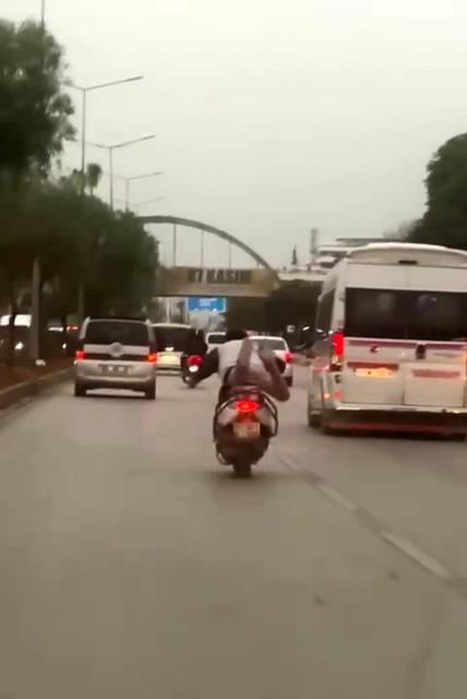 Motosikleti önce çömelerek, sonra yatarak sürdü