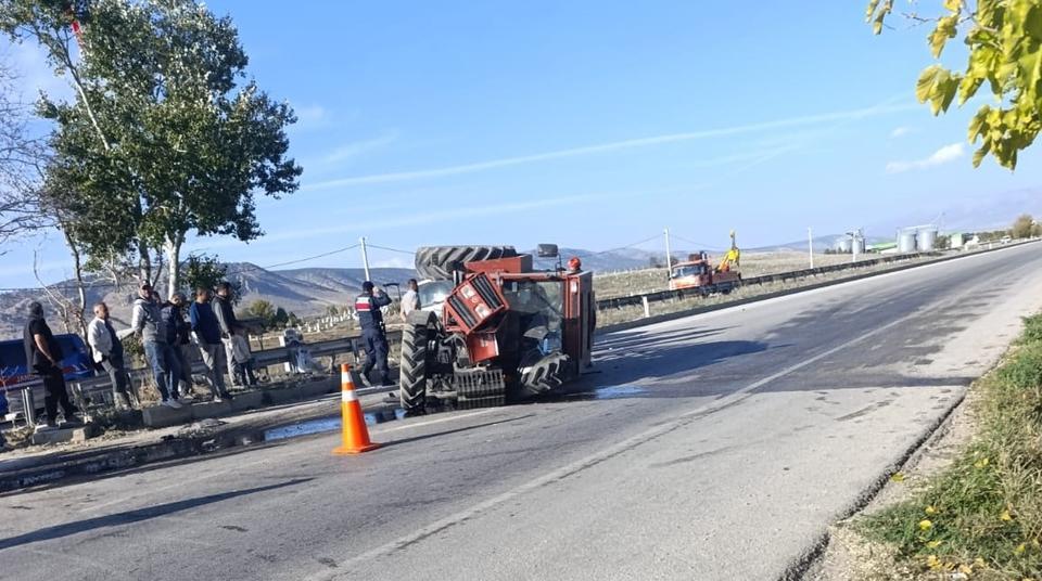 OTOMOBİLLE ÇARPIŞAN TRAKTÖR İKİYE BÖLÜNDÜ TRAKTÖR VE OTOMOBİLİN ÇARPIŞMASI SONUCU 2 SÜRÜCÜDE YARALANDI