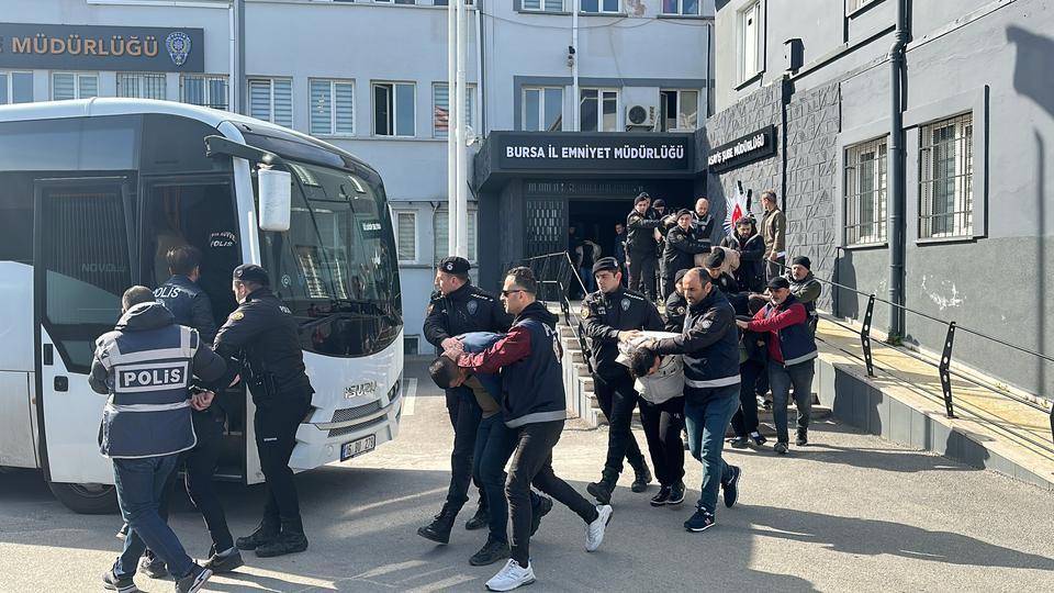 BURSA'DA FUHUŞ ÇETESİNE ŞAFAK VAKTİ OPERASYON: 19 TUTUKLAMA DÜNYA KADINLAR GÜNÜ'NDE ÇÖKERTİLEN FUHUŞ ÇETESİ ÜYESİNDEN 19'U TUTUKLANDI OPERASYON ANLARINA AİT YENİ GÖRÜNTÜLER ORTAYA ÇIKTI