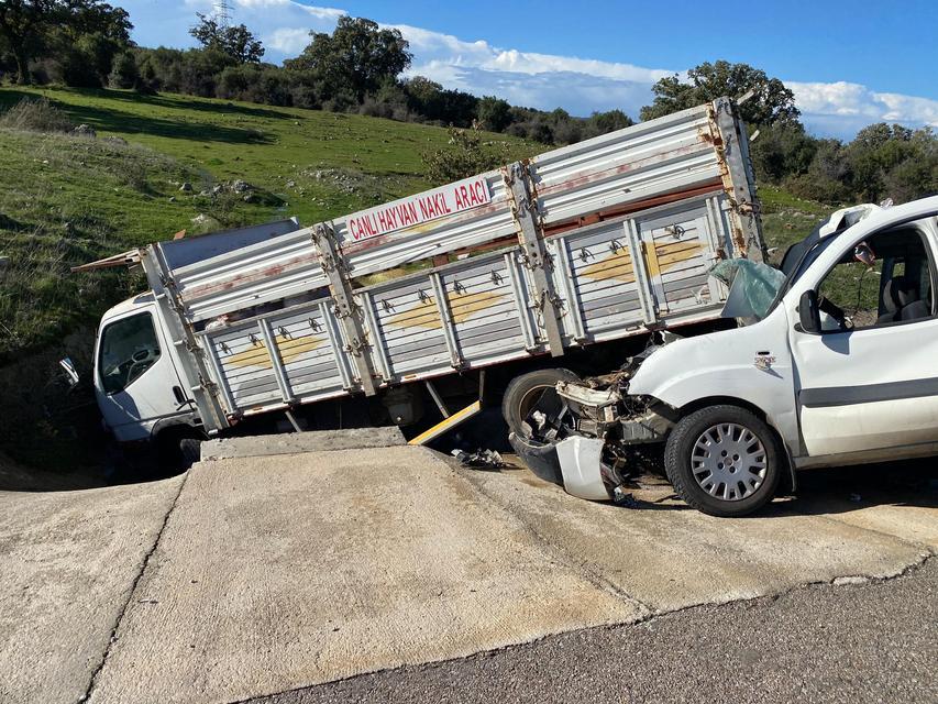Ticari araçla kamyonet çarpıştı; 2’si ağır, 5 yaralı