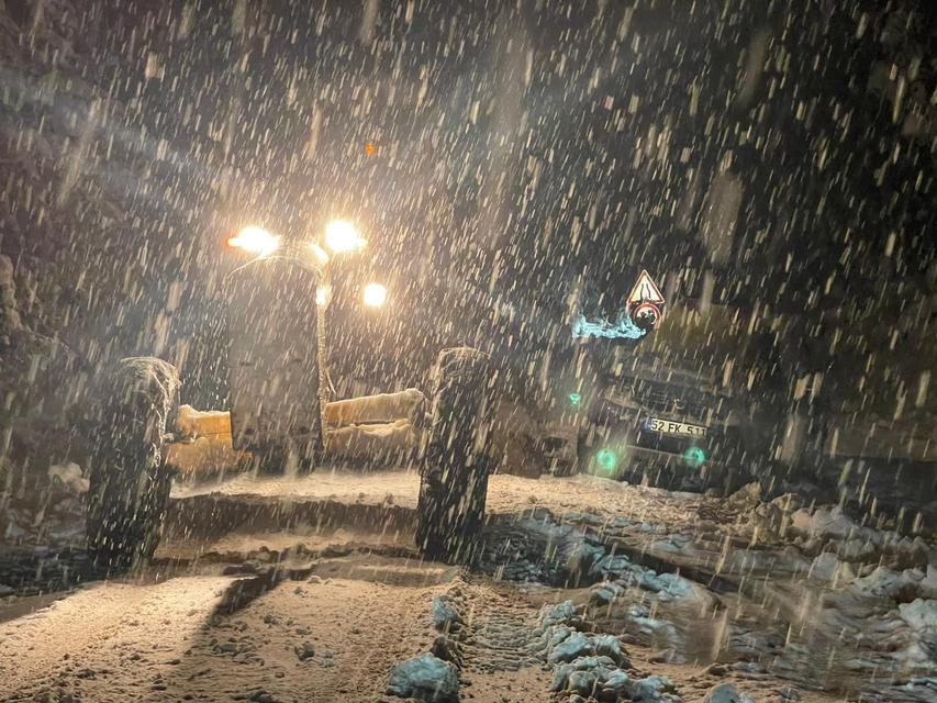 Karayolu kar yağışı nedeniyle ulaşıma kapandı