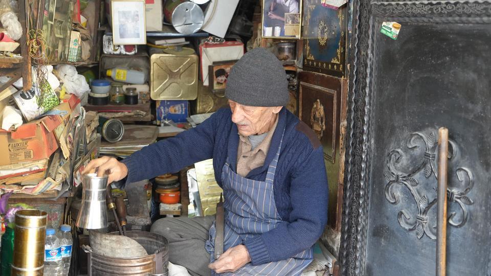 GAZİANTEP'İN 86 YAŞINDAKİ TENEKE USTASI, 66 YILDIR MESLEĞİNİ İCRA EDİYOR 3 METREKARELİK DÜKKANINDA YAPTIĞI ÜRÜNLERİ YURT DIŞINA SATIYOR