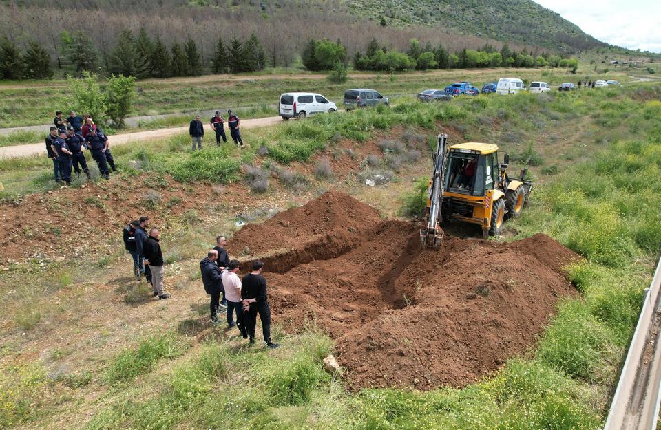 Boşandığı eşini öldürüp boş araziye gömmüş