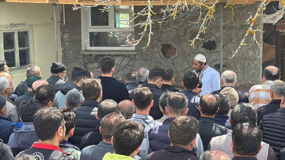 Annesi tarafından boğazı kesilerek öldürülen 2 aylık bebek son yolculuğuna uğurlandı