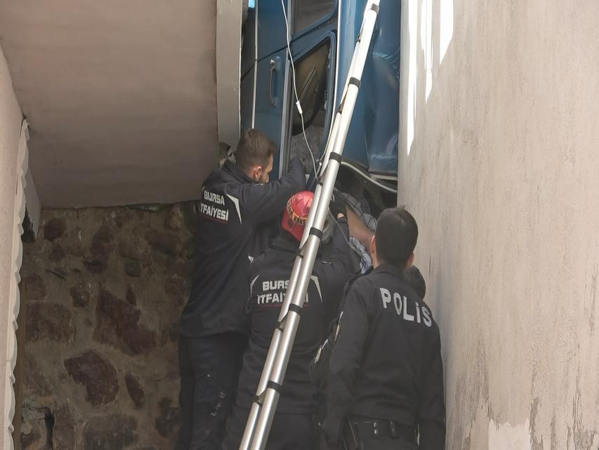 EVİN BAHÇESİNE UÇTU, DİK KALAN OTOMOBİLİNDE CAN PAZARI YAŞADI BAHÇEDE DİK KALAN OTOMOBİLDE SIKIŞAN ADAM İTFAİYE EKİPLERİNCE KURTARILDI