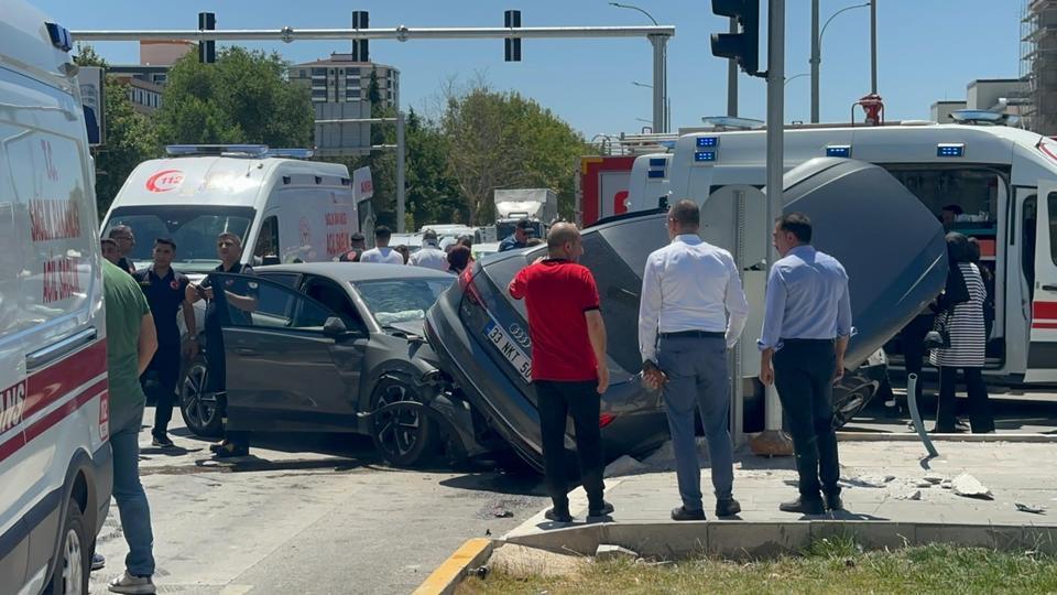 Otomobiller çarpıştı: 5 yaralı
