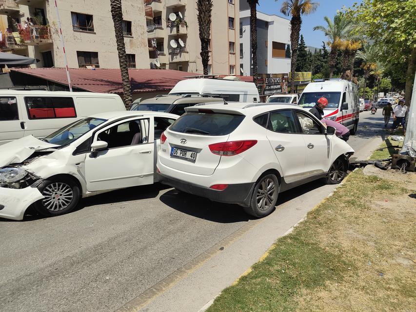 KUŞADASI'NDA FRENİ TUTMAYAN ARAÇ KAZAYA NEDEN OLDU: 5 YARALI