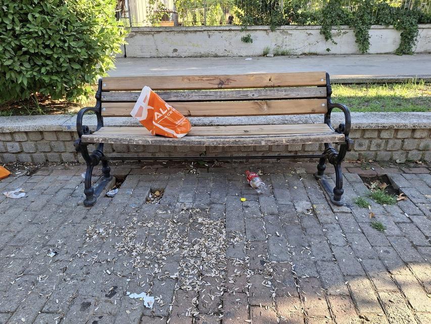 MUHTARDAN DUYARSIZ VATANDAŞLARA ANLAMLI TEPKİ MUHTAR TAŞÇIOĞLU: "EN GÜZEL TEMİZLİK KİRLETMEMEKTİR"