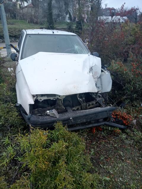 Kamyonet ile çarpışan otomobildeki 3 kişi yaralandı