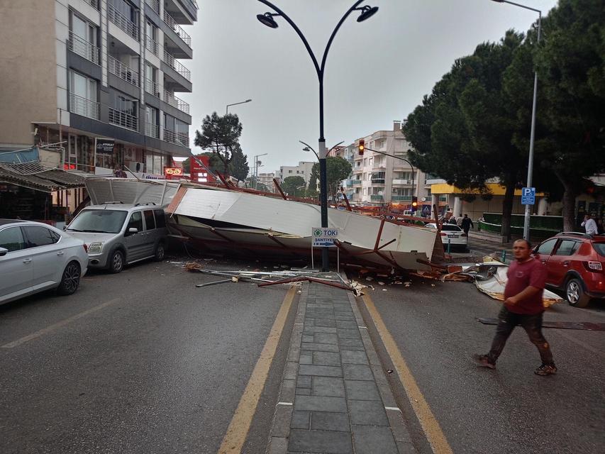 FIRTINA ÇATIYI UÇURDU, FACİANIN EŞİĞİNDEN DÖNÜLDÜ
