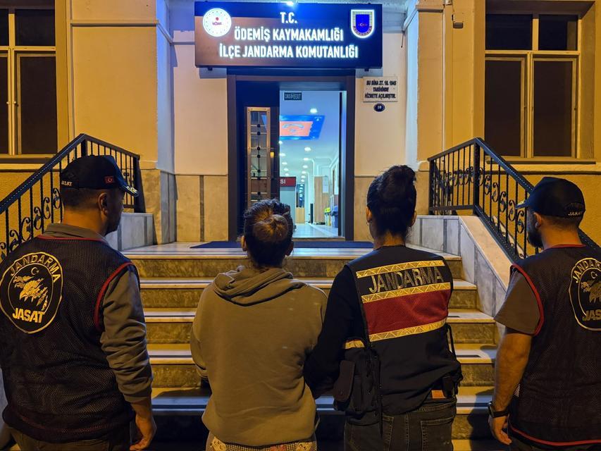 Firari kadın mutfaktaki gizli bölmede yakalandı