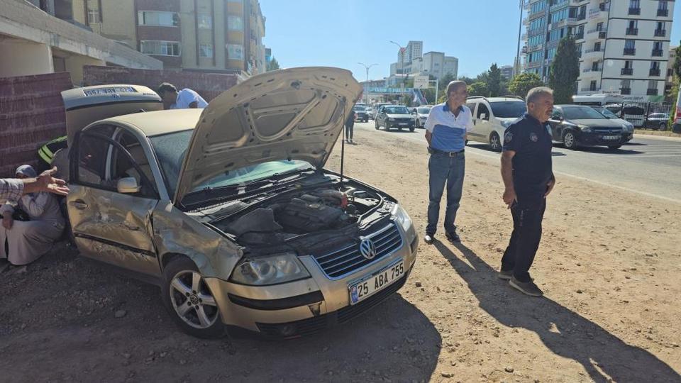 Otomobil ile kamyon çarpıştı