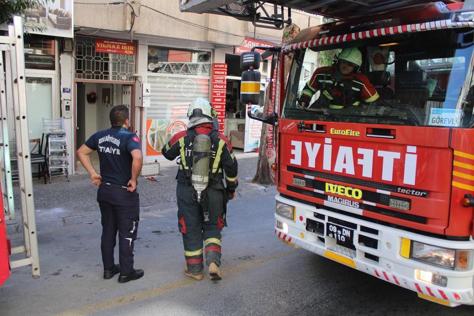 EFELER'DE DOĞAL GAZ KAÇAĞI PANİĞİ, 6 KATLI BİNA TAHLİYE EDİLDİ