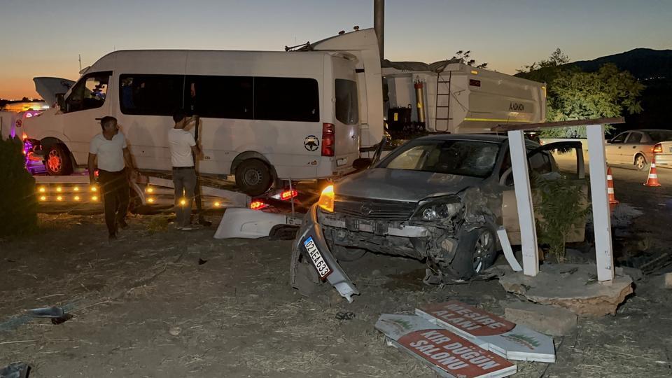 Korkunç kaza: Minibüs ve otomobil çarpıştı, 12 yaralı