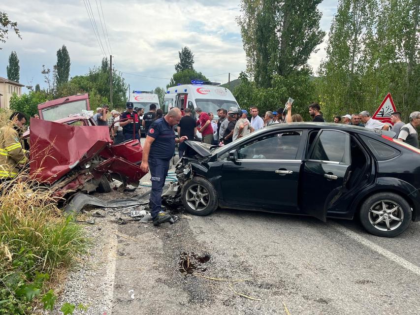 Otomobiller kafa kafaya çarpıştı: 4 yaralı