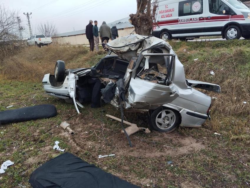 Feci kaza: Otomobil ikiye bölündü