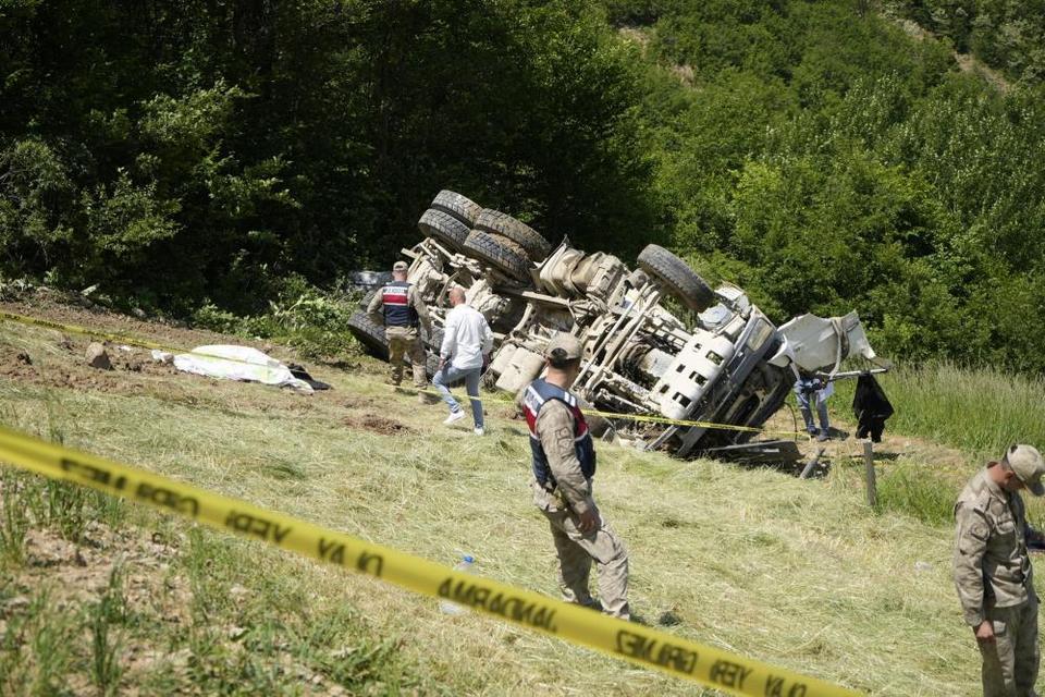 Beton mikseri 150 metrelik dik yamaçtan yuvarlandı: 2 ölü, 1 yaralı