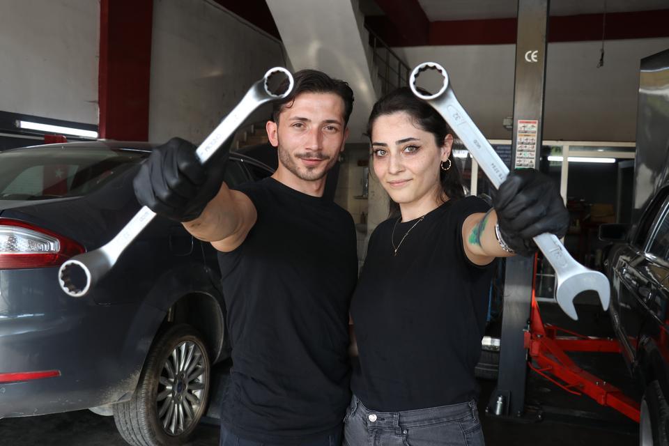 Çırak bulamayınca eşini usta olarak yetiştirdi