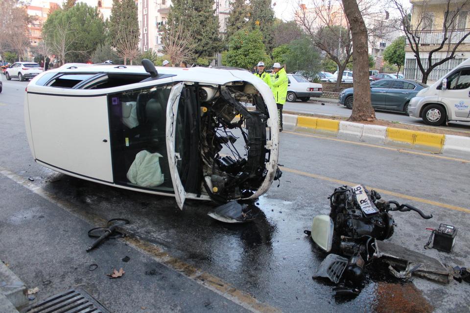 REFÜJE ÇARPIP TAKLA ATTI: 4 YARALI