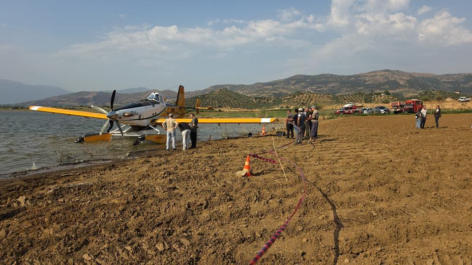 İZMİR BEYDAĞ BARAJI'NDAN SU ALMAK İSTEYEN YANGIN SÖNDÜRME UÇAĞI HAVALANAMADI UÇAĞIN BARAJ YÜZEYİNDEKİ SULAMA BORUSUNA TAKILDIĞI ÖĞRENİLDİ