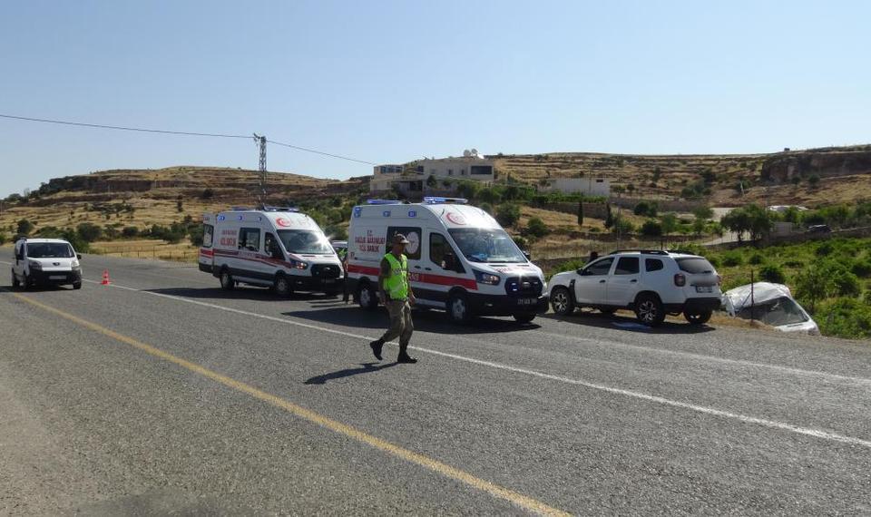 Minibüs ile otomobil çarpıştı: 11 yaralı