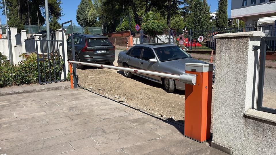 TAPU PERSONELİYLE TARTIŞAN BELEDİYE BAŞKANI, KURUMUN ÖNÜNÜ KAZDIRDI