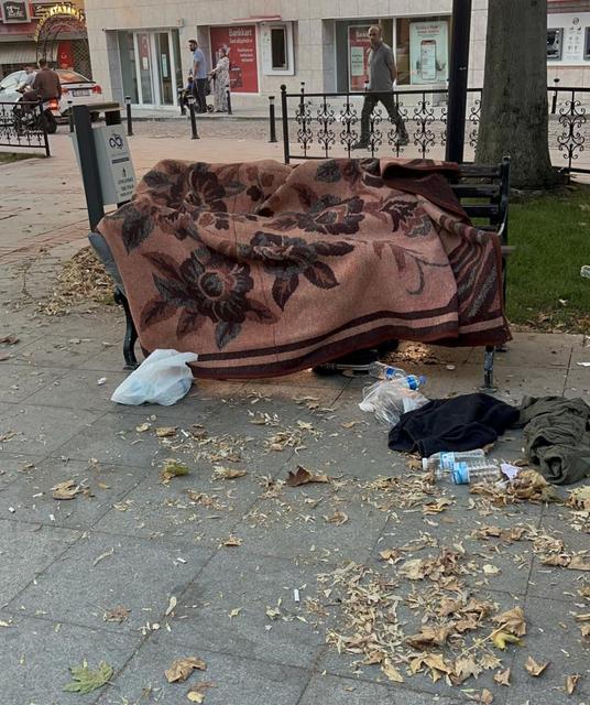 Uyuduğu bankta battaniyenin altından cansız bedeni çıktı