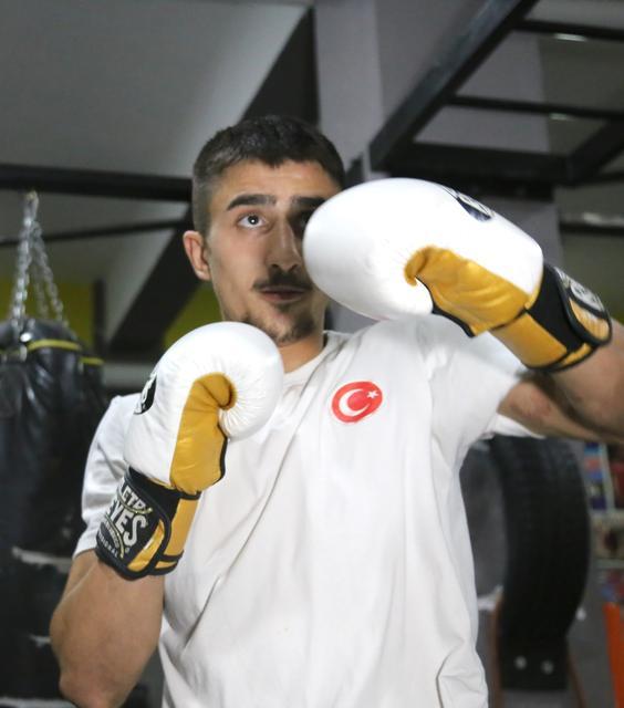 Gündüz sanayide, akşam ringde ter döküyor