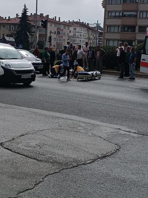 Otomobil, yolun karşısına geçmeye çalışan yayaya çarptı