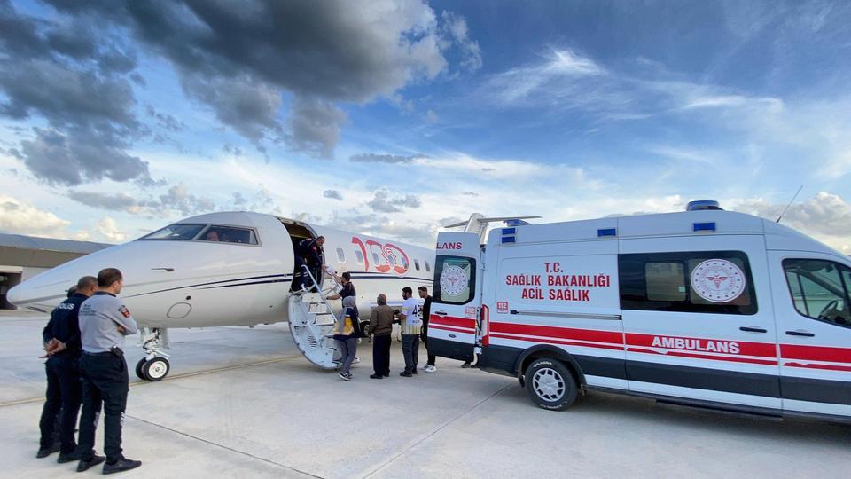 Hacda rahatsızlandı, ambulans uçakla Türkiye'ye getirildi