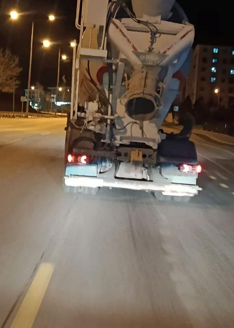 1 kilometre boyunca yola beton döken miksere 191 bin lira ceza kesildi